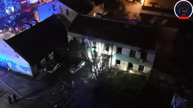 Pożar w Pruszkowie. Spłonęło mieszkanie, jedna osoba w szpitalu
