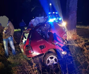 Makabryczny wypadek pod Koszalinem. Samochód rozpadł się na dwie części