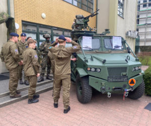 Wojsko opanowało Nowy Sącz.  Ruszyły Wojskowe Targi Służby i Pracy