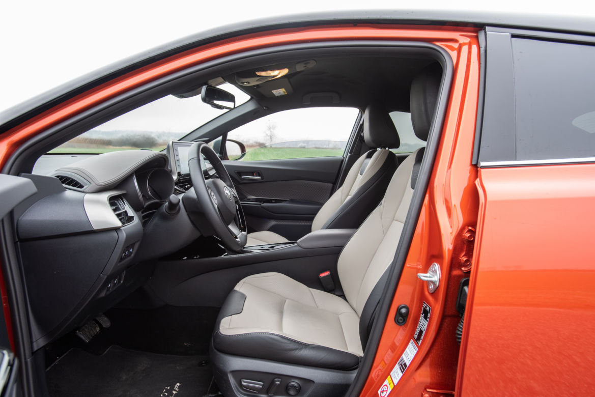 Toyota C-HR 2.0 Hybrid Dynamic Force 184 KM e-CVT vs Mazda CX-30 Skyactiv-X 180 KM 6MT AWD