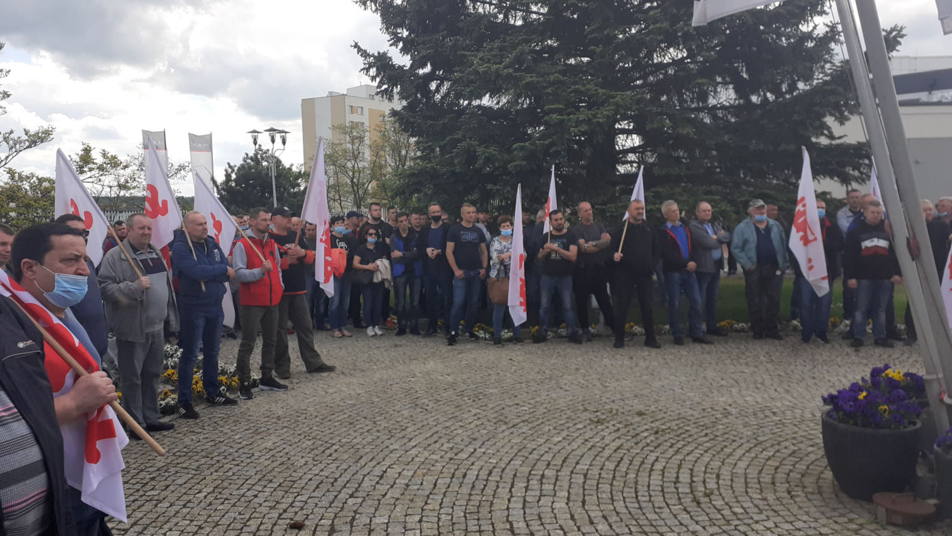 Pikieta w MAN-ie. Związkowa "Solidarność" w MAN BUS nadal protestuje!