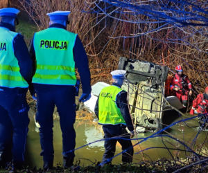 Dachował i wpadł do rzeki