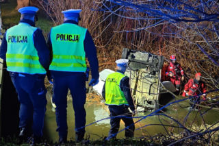 Dachował i wpadł do rzeki