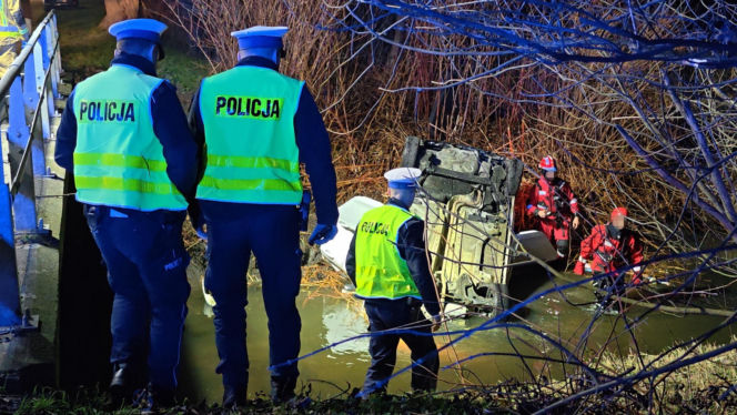 Dachował i wpadł do rzeki