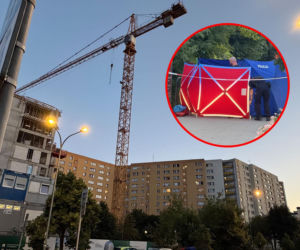 Mężczyzna runął w dół z żurawia, nie żyje. Dramat przed Komendą Policji w Warszawie