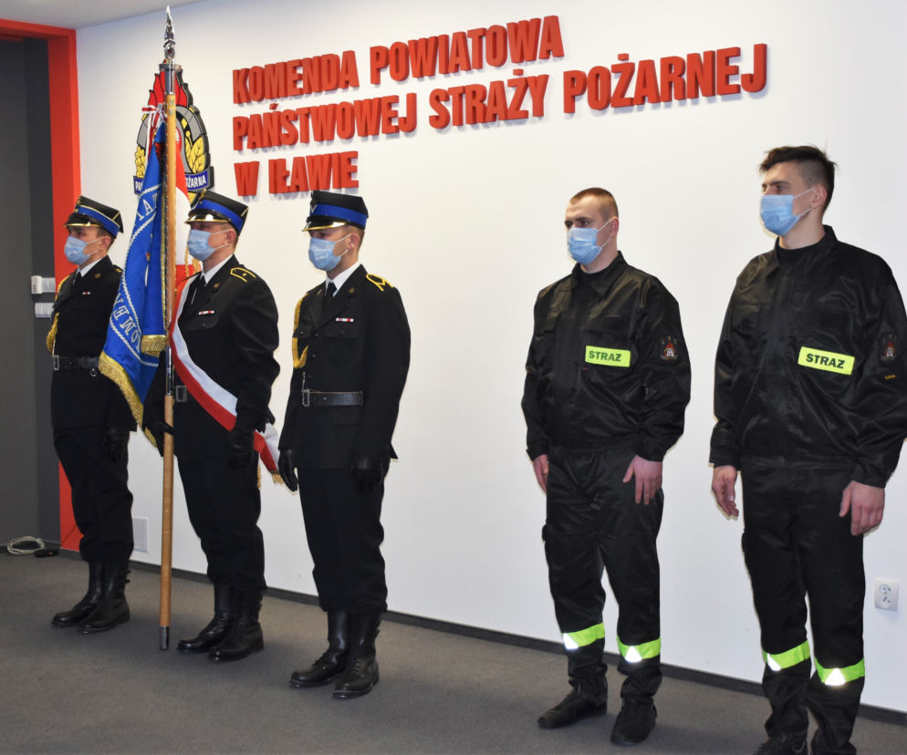 Ślubowanie dwóch nowych funkcjonariuszy w iławskiej komendzie straży pożarnej