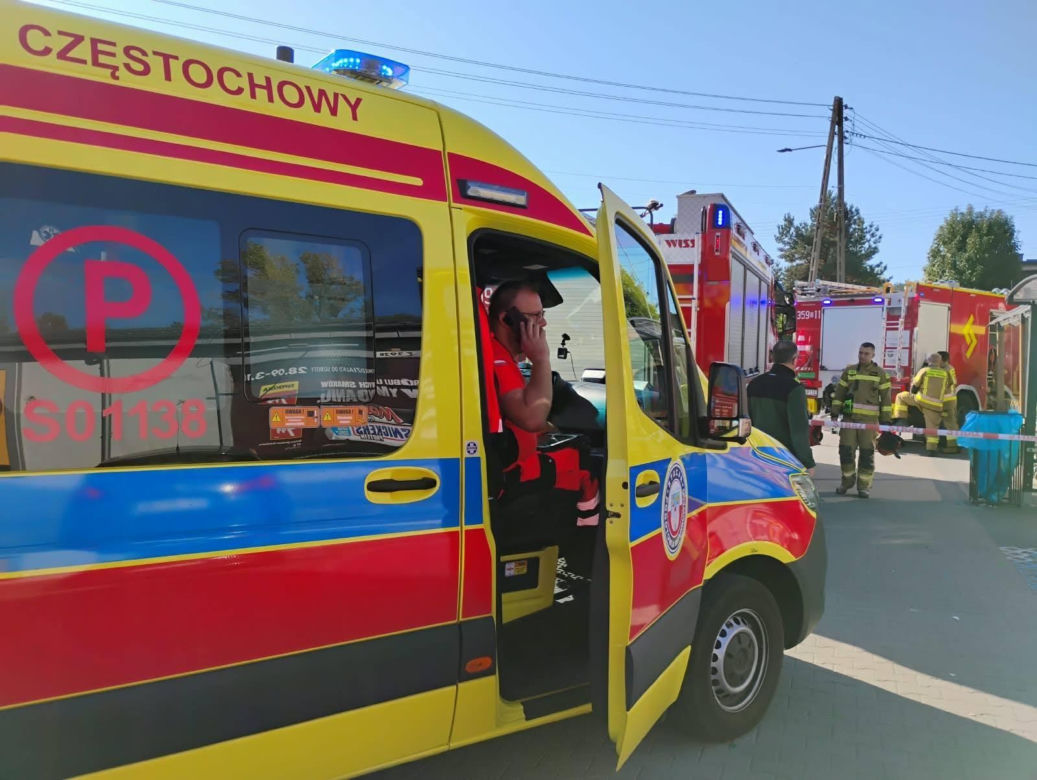 Pod Biedronką zaroiło się o karetek i wozów strażackich. Cztery osoby miały niepokojące dolegliwości