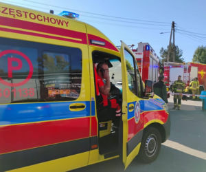 Pod Biedronką zaroiło się o karetek i wozów strażackich. Cztery osoby miały niepokojące dolegliwości