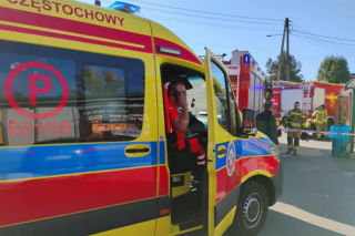 Pod Biedronką zaroiło się o karetek i wozów strażackich. Cztery osoby miały niepokojące dolegliwości