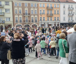 Taneczne powitanie wiosny w Kaliszu. Walc Barbary z filmu „Noce i Dnie” wybrzmiał w sercu miasta