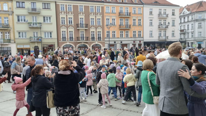 Taneczne powitanie wiosny w Kaliszu. Walc Barbary z filmu „Noce i Dnie” wybrzmiał w sercu miasta