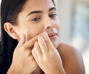 Niepozorny nawyk, który otwiera drogę bakteriom. Lekarze mówią wprost: przestań