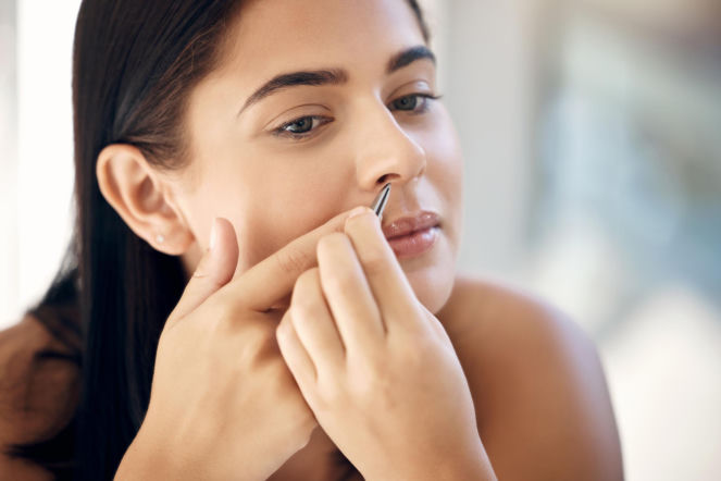 Niepozorny nawyk, który otwiera drogę bakteriom. Lekarze mówią wprost: przestań