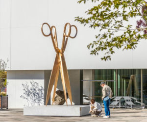 „Sobowtórka” - monumentalne, złote nożyce autorstwa VALIE EXPORT stanęły przed Muzeum Sztuki Nowoczesnej