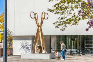„Sobowtórka” - monumentalne, złote nożyce autorstwa VALIE EXPORT stanęły przed Muzeum Sztuki Nowoczesnej
