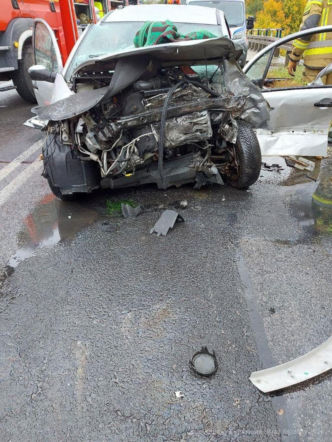 Karambol trzech samochodów w Kamieńsku! Strażacy wydobywali ludzi z wraków. Tragiczny finał