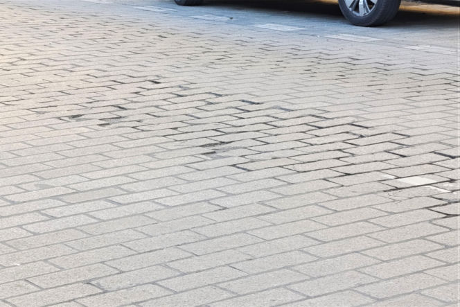 Zniszczony bruk na Al. Jana Pawła II w Sczecinie