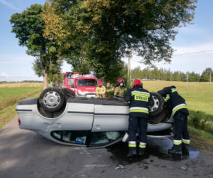 GROŹNY WYPADEK w miejscowości Lutkowo. Kobieta uderzyła w drzewo, a następnie DACHOWAŁA