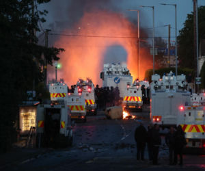 Ofiara nożownika z Belfastu wcześniej była więziona i torturowana. Miasto w rozsypce, służby nie potrafią zatrzymać zamieszek