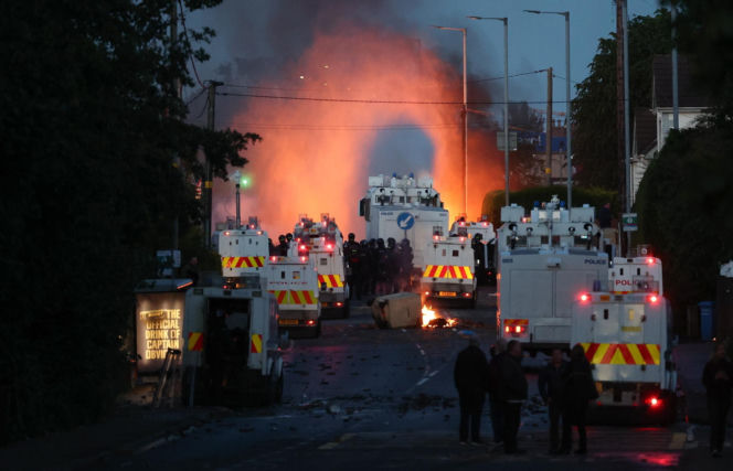Ofiara nożownika z Belfastu wcześniej była więziona i torturowana. Miasto w rozsypce, służby nie potrafią zatrzymać zamieszek