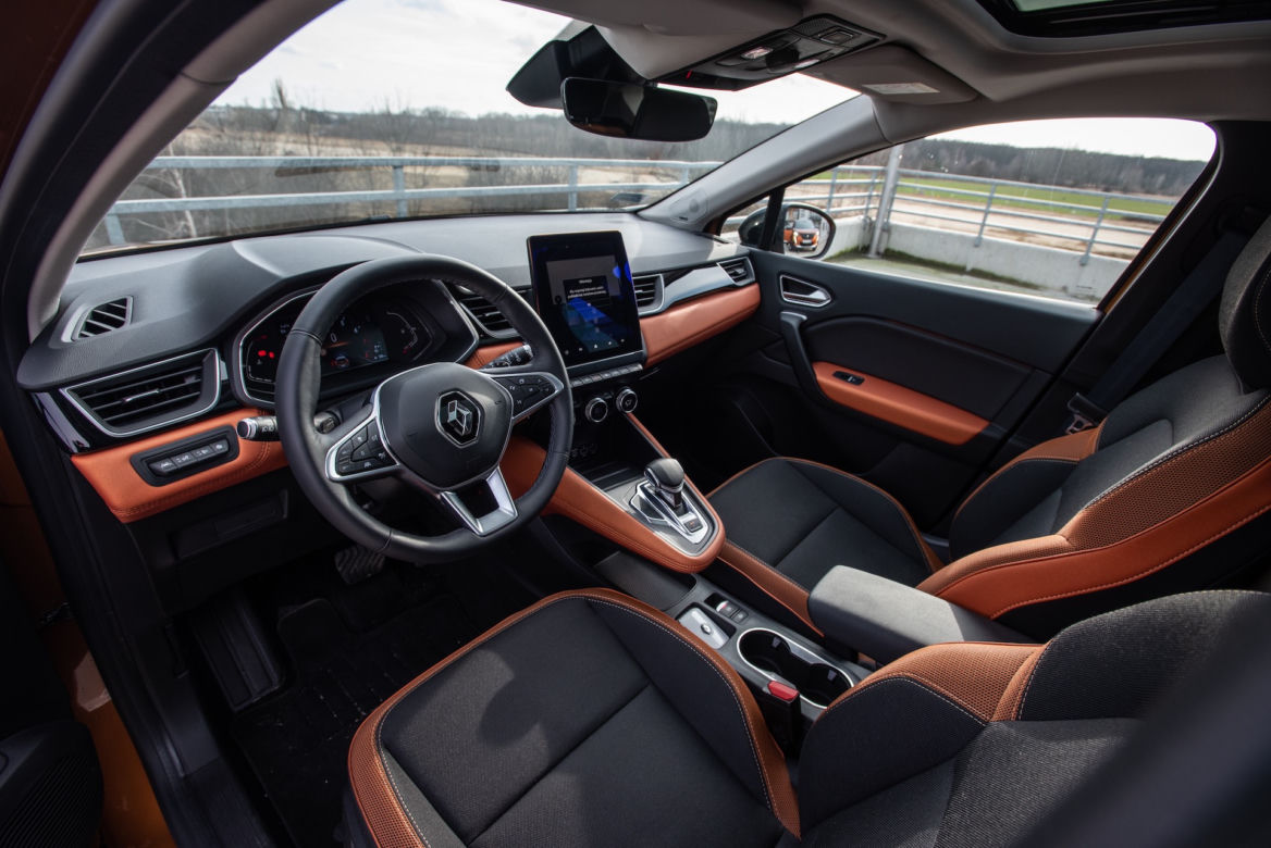 Peugeot 2008 GT Line vs Renault Captur Intens