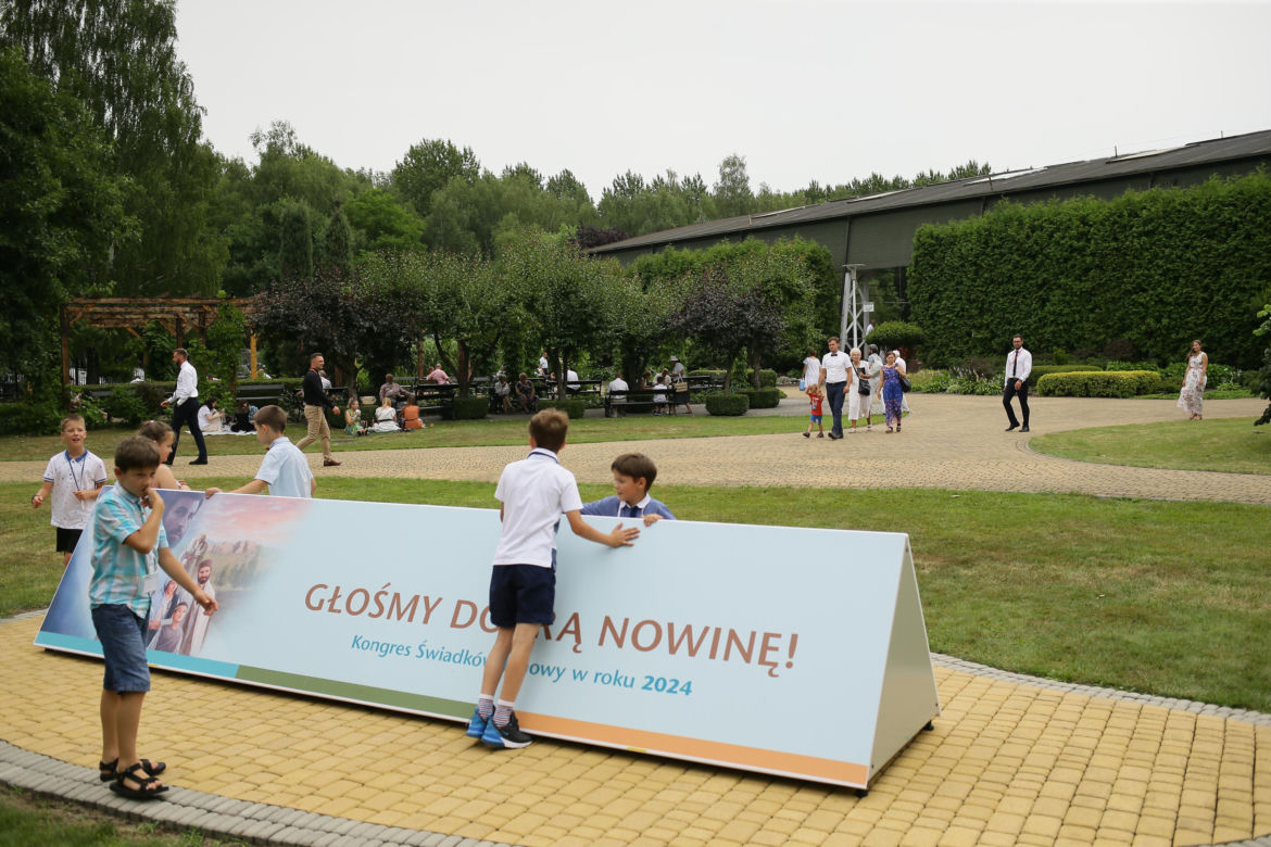 Kongres Świadków Jehowy 2024. W niedzielnych wydarzeniach wzięły udział tłumy