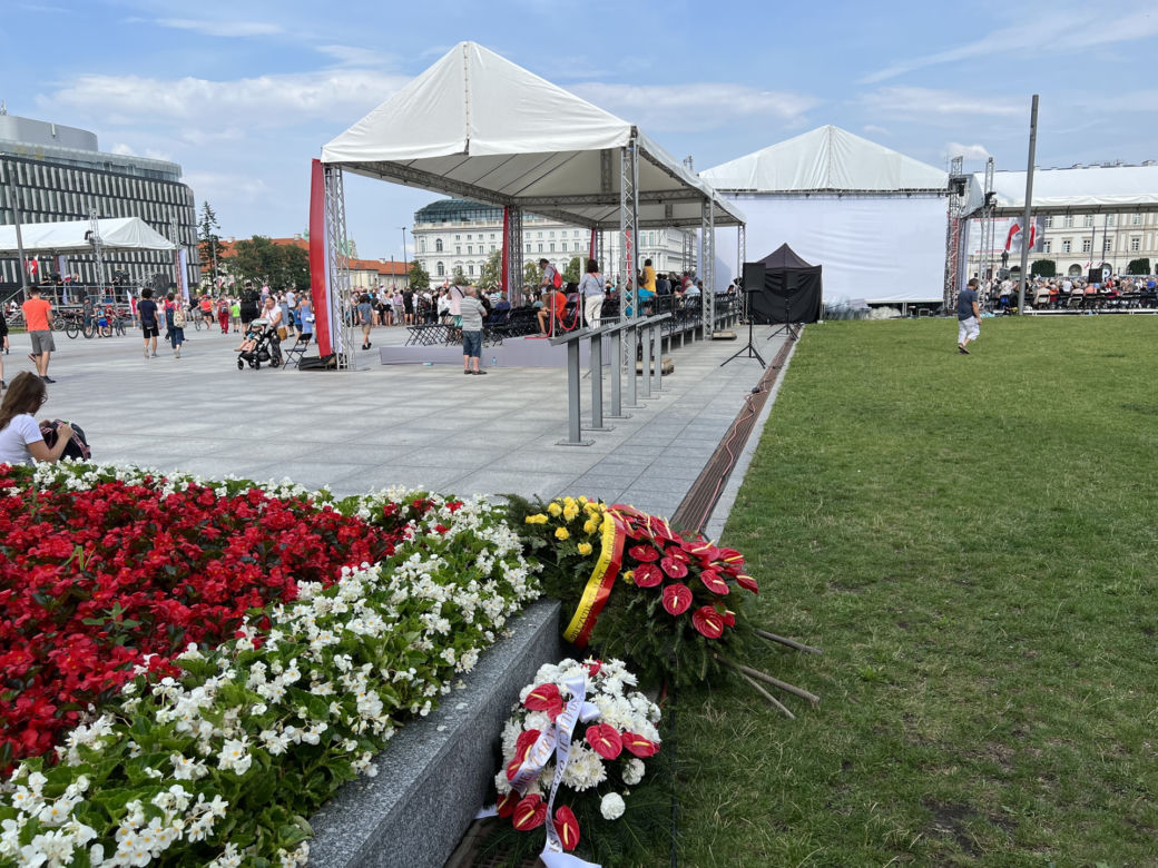 Wieniec od prezydenta Rafała Trzaskowskiego leży pod klombem. Co się stało przy Grobie Nieznanego Żołnierza?