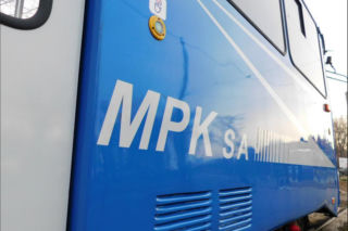 Zderzenie tramwaju z samochodem w Krakowie. Kierujący osobówką trafił do szpitala. Są utrudnienia