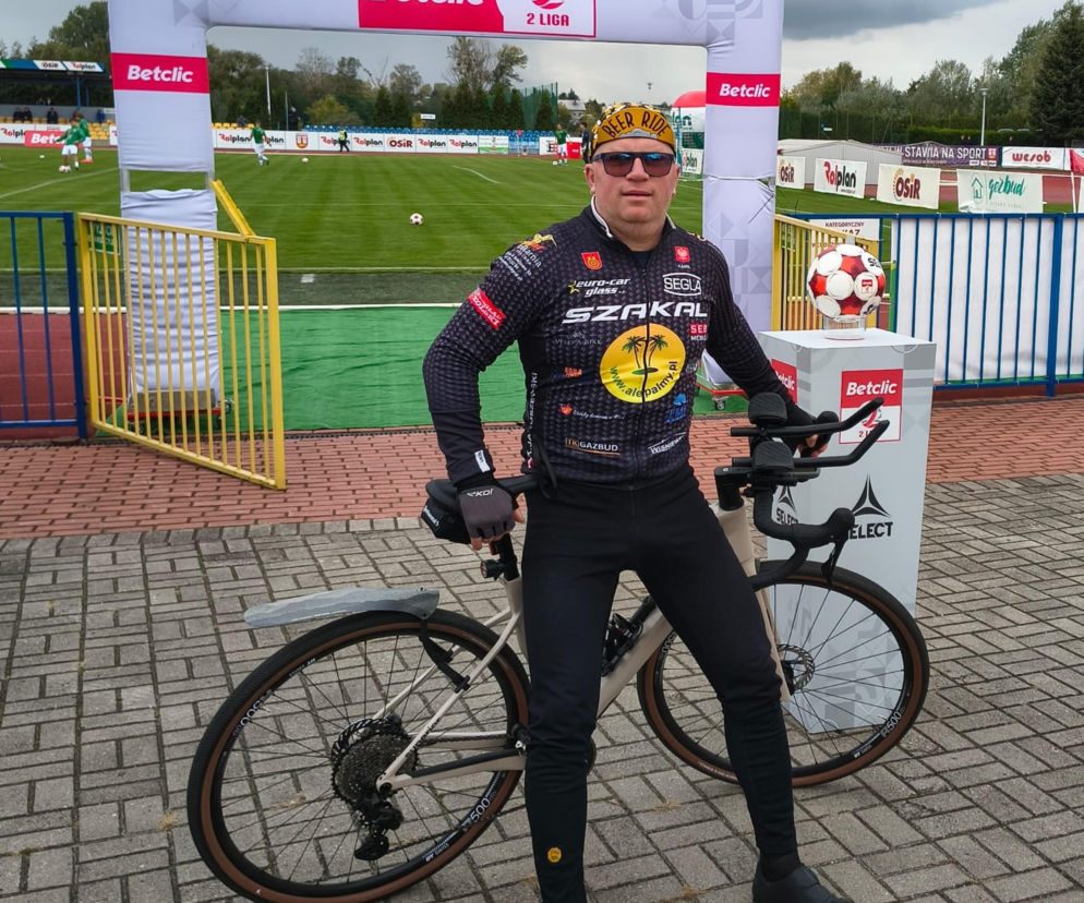Kamil Jaroszewski w stroju kolarskim stoi z rowerem na stadionie. O finale akcji charytatywnej dla Julii przeczytasz w Eska2.