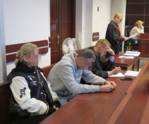 Mateusz rzucił monetą. Wypadł orzeł, więc udusił Wiktorię