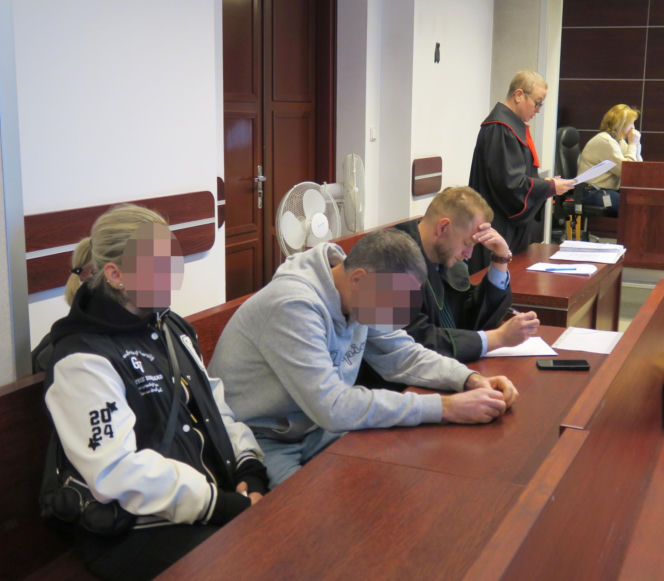 Mateusz rzucił monetą. Wypadł orzeł, więc udusił Wiktorię