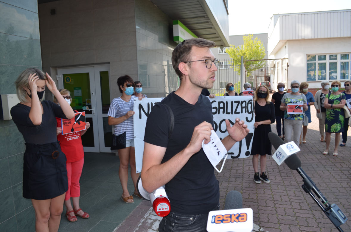 Protest przed biurem starachowickiego posła PiS