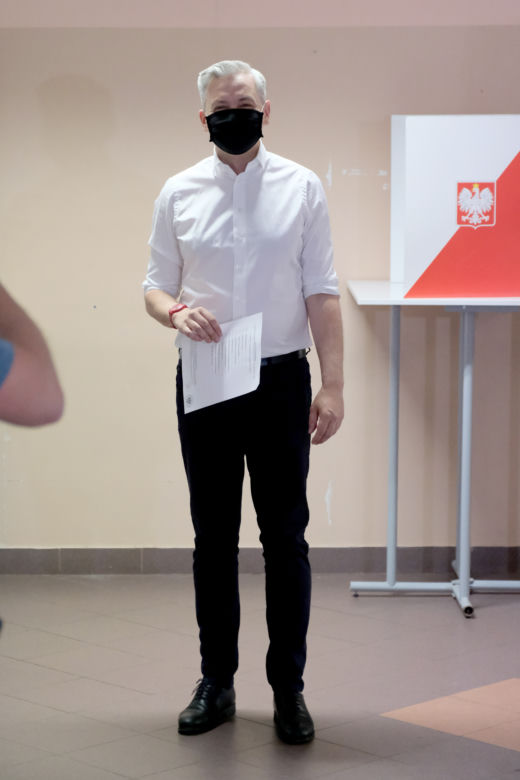 Wybory 2020 Robert Biedroń ze swoim partnerem Krzysztofem Śmiszkiem oddali głosy