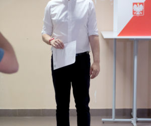 Wybory 2020 Robert Biedroń ze swoim partnerem Krzysztofem Śmiszkiem oddali głosy