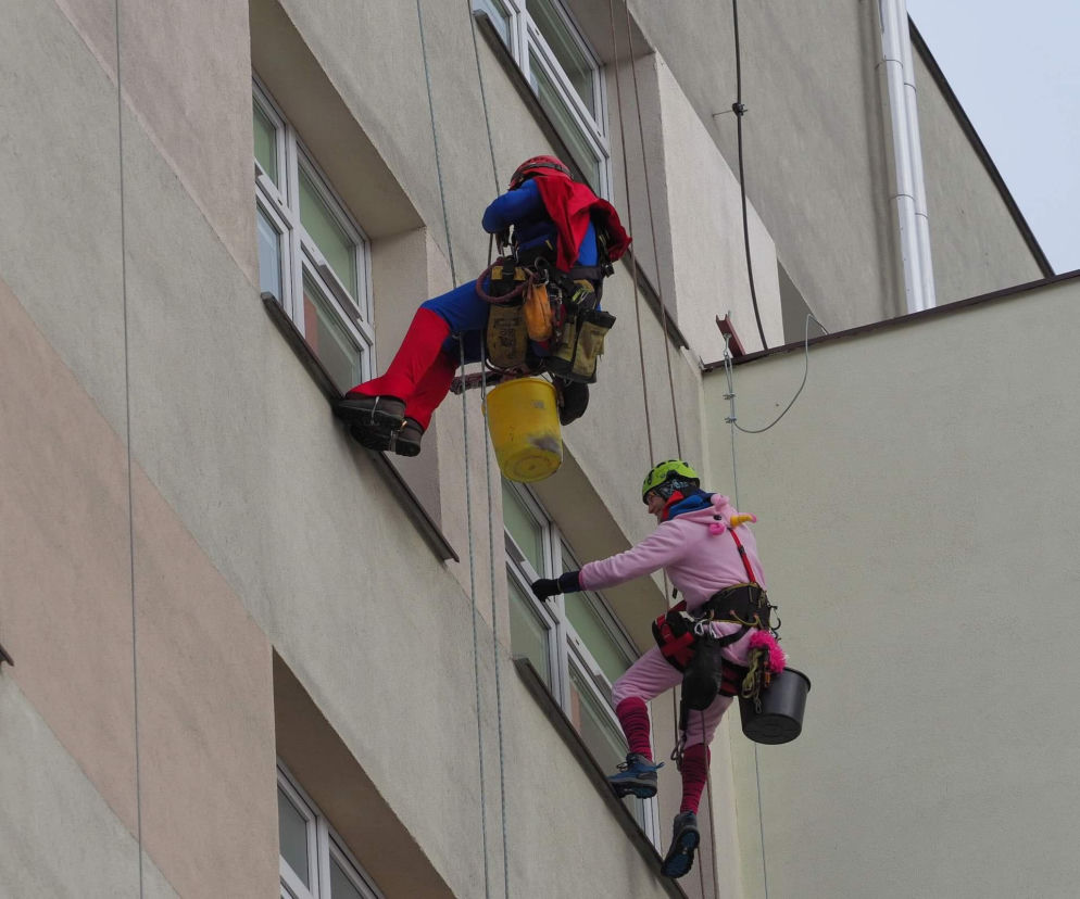 Superbohaterowie za oknami szpitala. Niezwykła akcja!