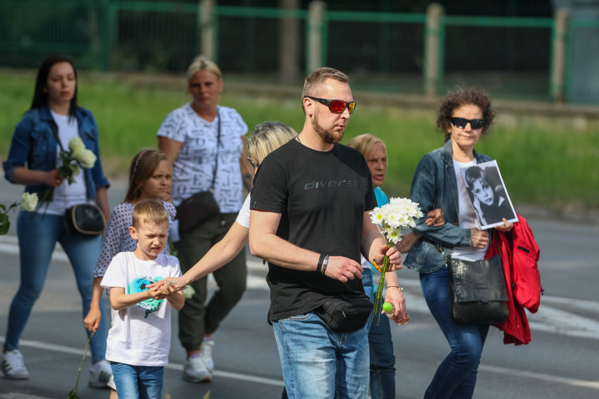 Biały Marsz dla Kamilka. Mieszkańcy Częstochowy przynieśli białe róże