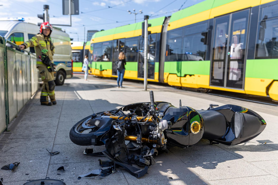 Motocyklista wjechał w przystanek