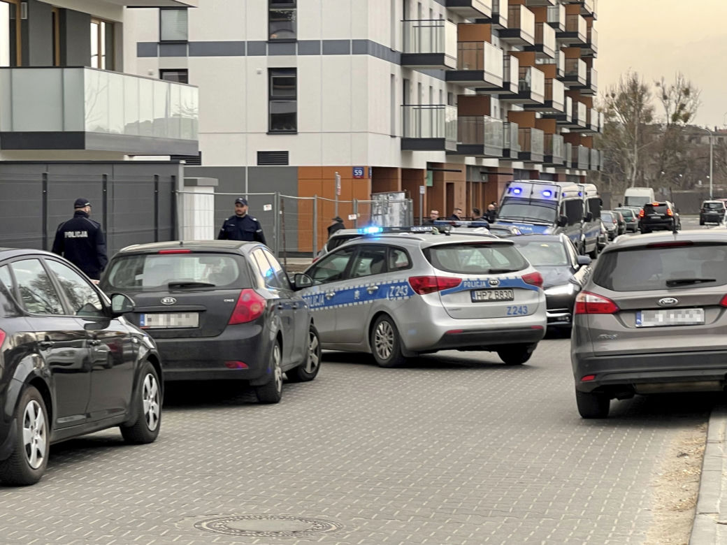 Natychmiast przed blokiem zaroiło się od policji