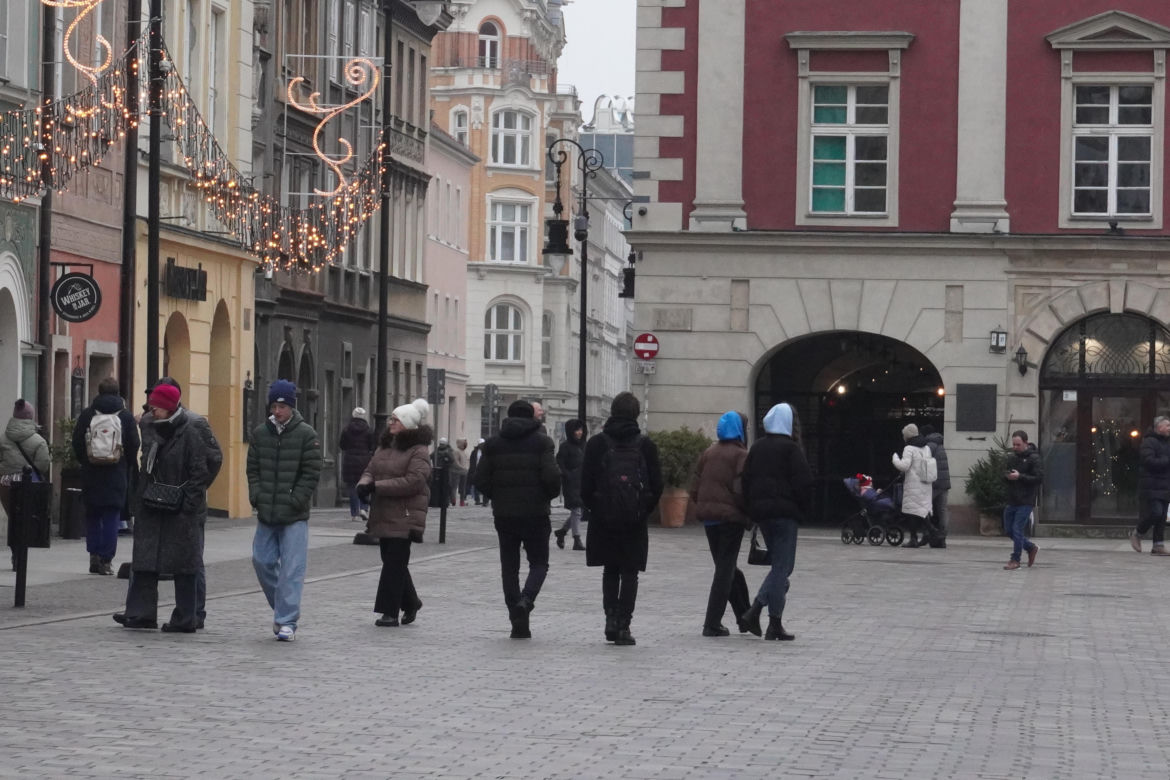 Tłumy ludzi na świątecznym spacerze na Starym Rynku w Poznaniu