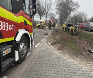 Do niebezpiecznego wypadku doszło dziś (w czwartek, 18 grudnia) po godz. 13.00 w miejscowości Pieńki na drodze wojewódzkiej nr 698. Zderzyły się tam dwa samochody osobowe.