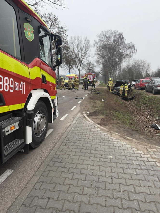 Do niebezpiecznego wypadku doszło dziś (w czwartek, 18 grudnia) po godz. 13.00 w miejscowości Pieńki na drodze wojewódzkiej nr 698. Zderzyły się tam dwa samochody osobowe.