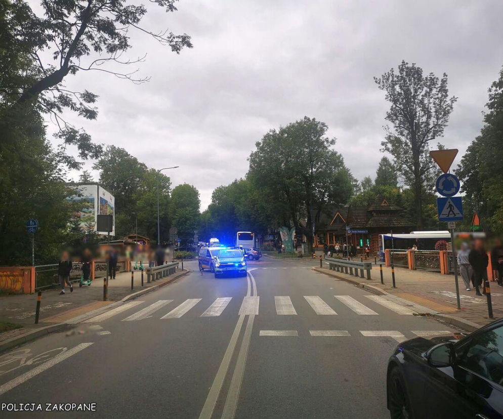 Radiowozy policyjne na sygnale w miejscu wypadku na ulicy Kościuszki w Zakopanem. O tragedii przeczytasz na SE.