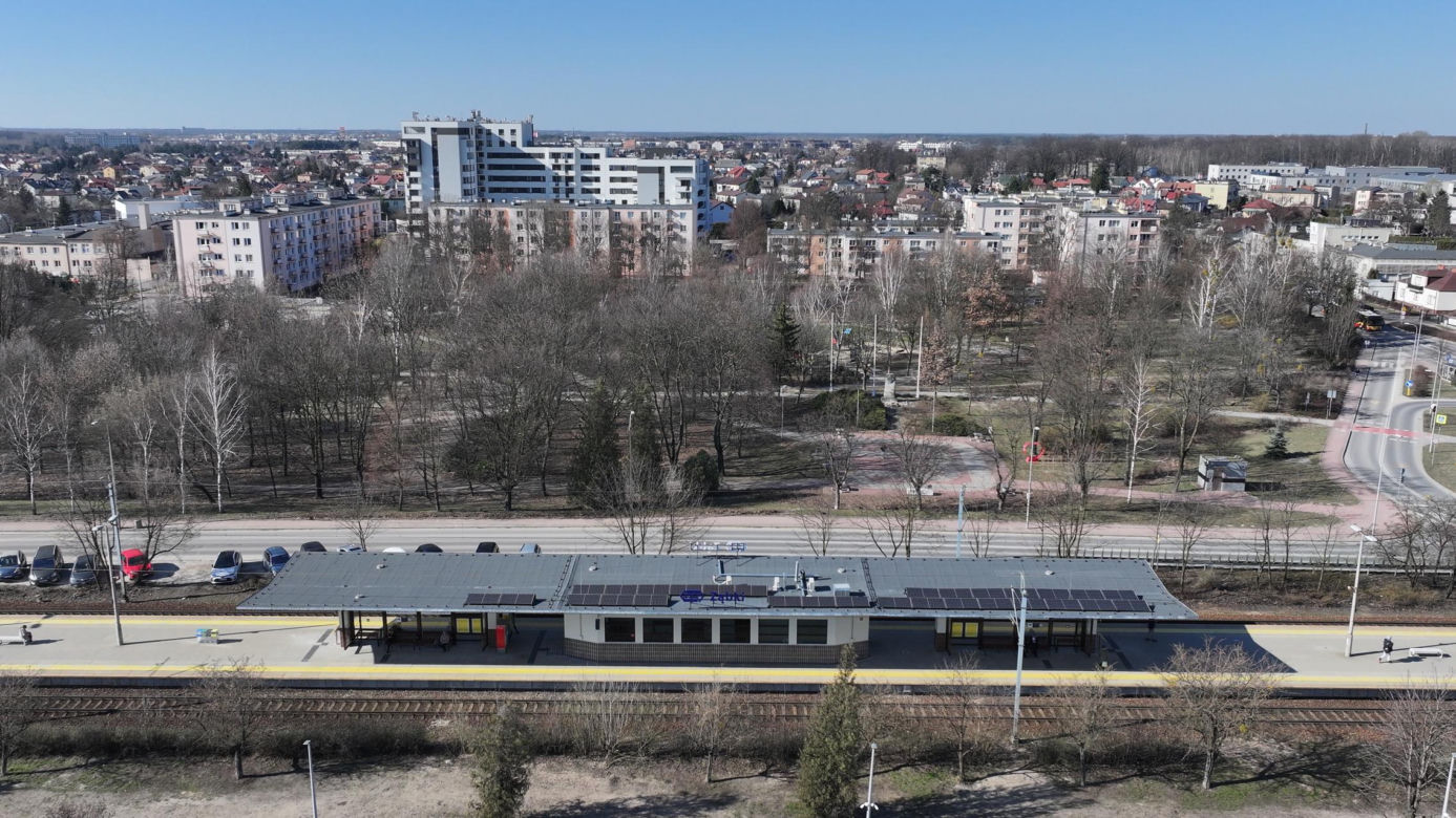 Remont dworca kolejowego pod Warszawą. Zmienił się nie do poznania - jeśli da radę to na wprowadzające przed/po dworca w Ząbkach, wcześniej był obdrapany i pomazany