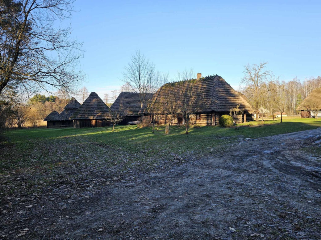 Adamczycha z serialu 1670 znajduje się w Kolbuszowej