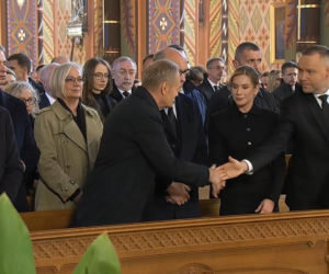 Gdy ludzie przekazywali sobie znak pokoju kamery pokazały Tuska i Nawrockiego. Tak się zachowali