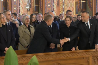 Gdy ludzie przekazywali sobie znak pokoju kamery pokazały Tuska i Nawrockiego. Tak się zachowali