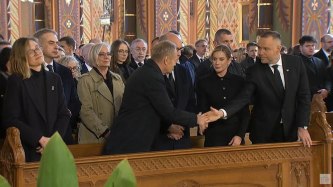 Gdy ludzie przekazywali sobie znak pokoju kamery pokazały Tuska i Nawrockiego. Tak się zachowali