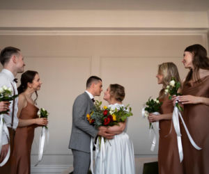 Granatowa sukienka na wesele z Mango robi furorę. Wygląda jak z butiku, a ma bardzo dobrą cenę