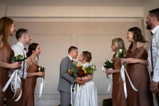 Granatowa sukienka na wesele z Mango robi furorę. Wygląda jak z butiku, a ma bardzo dobrą cenę