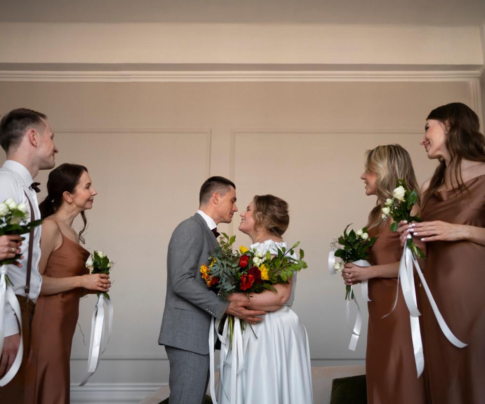 Ta asymetryczna sukienka z Mango, to perełka na wesele. Ma głęboki kolor a do tego kosztuje tylko 200 złotych!